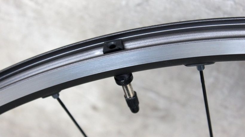 What is a tubeless bicycle rim?