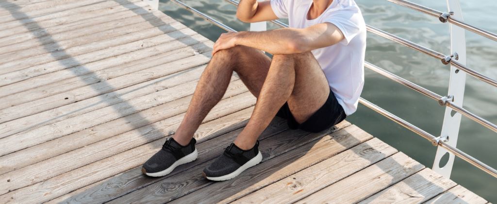 Can I wear sandals with chino shorts in an urban setting?